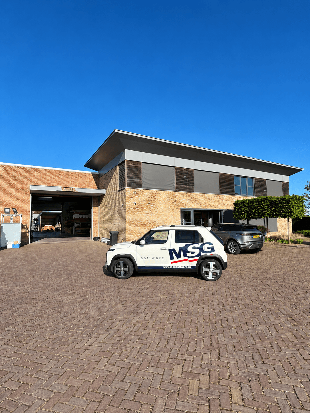 MSG software bedrijfsauto voor het pand van Bouwbedrijf Nouws