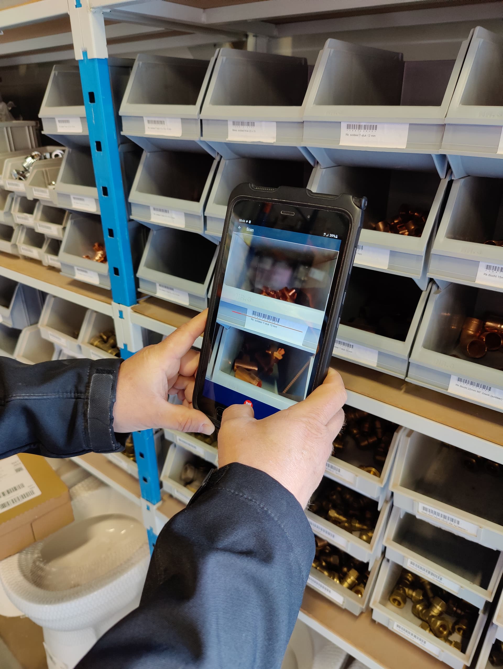 Close-up van barcode scanning met handheld scanner bij Van Rhijn Bouw