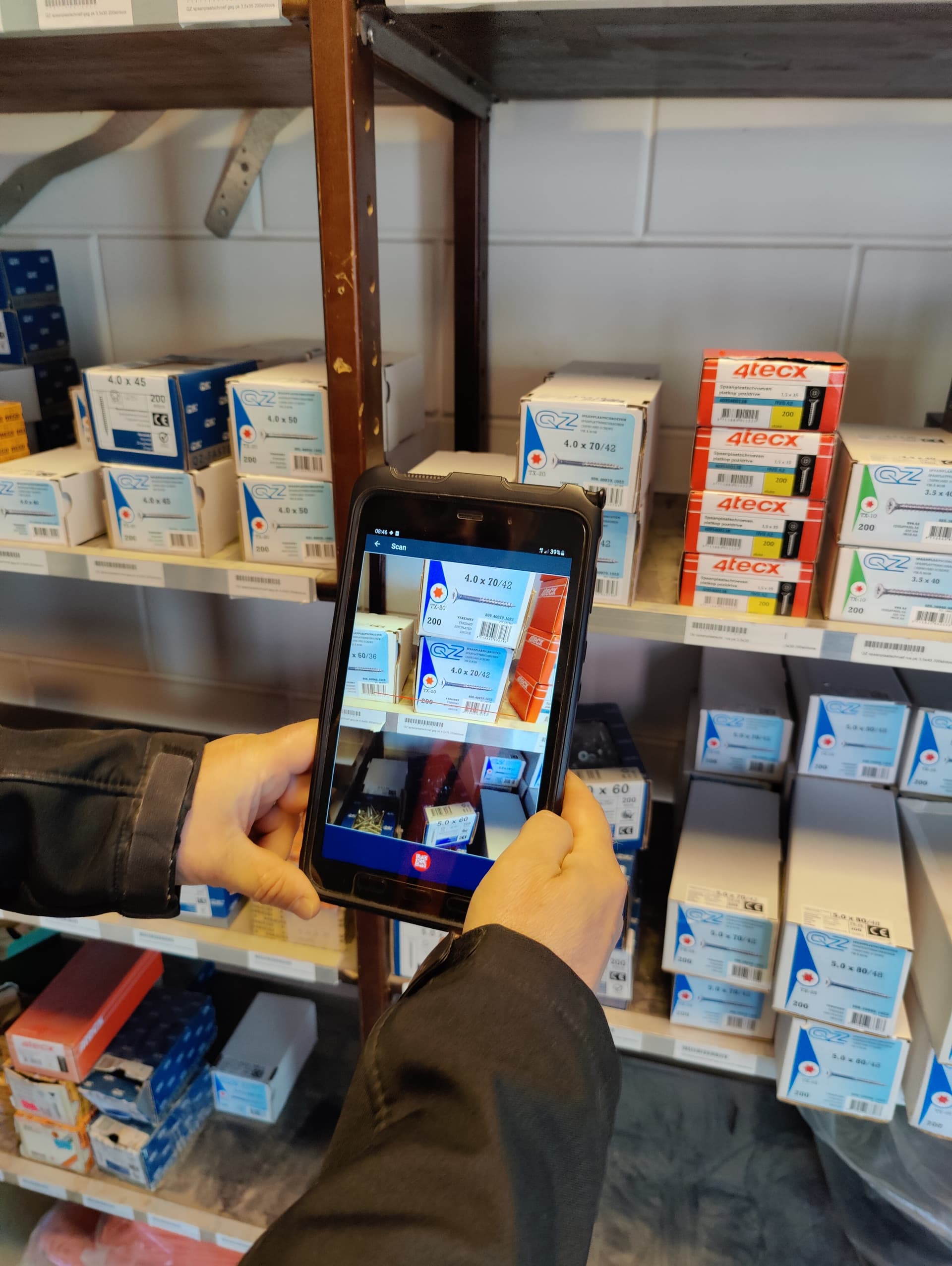 Barcode scanning van materialen bij Van Rhijn Bouw met een mobiel scandevice